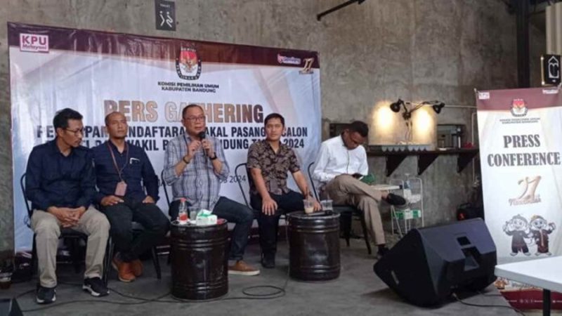 
KPU Kabupaten Bandung saat menggelar Pers Gathering di Cafe KopiMage, Jalan Gading Tutuka, Cingcin, Soreang, Kabupaten Bandung.Sabtu (24/8/2024).(Foto: maji/dara)
