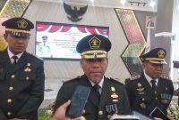 
Kepala Lapas (Kalapas) Kelas IIB Garut, Rusdedy, memberikan keterangan usai pemberian remisi kepada warga binaan di Gedung Pendopo Garut, Kecamatan Garut Kota, Kabupaten Garut, Sabtu (17/8/2024).(Foto: andre/dara)
