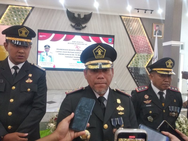 
Kepala Lapas (Kalapas) Kelas IIB Garut, Rusdedy, memberikan keterangan usai pemberian remisi kepada warga binaan di Gedung Pendopo Garut, Kecamatan Garut Kota, Kabupaten Garut, Sabtu (17/8/2024).(Foto: andre/dara)
