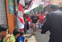 Bakal Calon Wali Kota Bandung dari Partai Golkar, Arfi Rafnialdi turut memeriahkan peringatan HUT ke-79 Republik Indonesia bersama warga Kebonjayanti, Kecamatan Kiaracondong, Kota Bandung, Sabtu (17/8/2024). (Foto: deram/dara)
