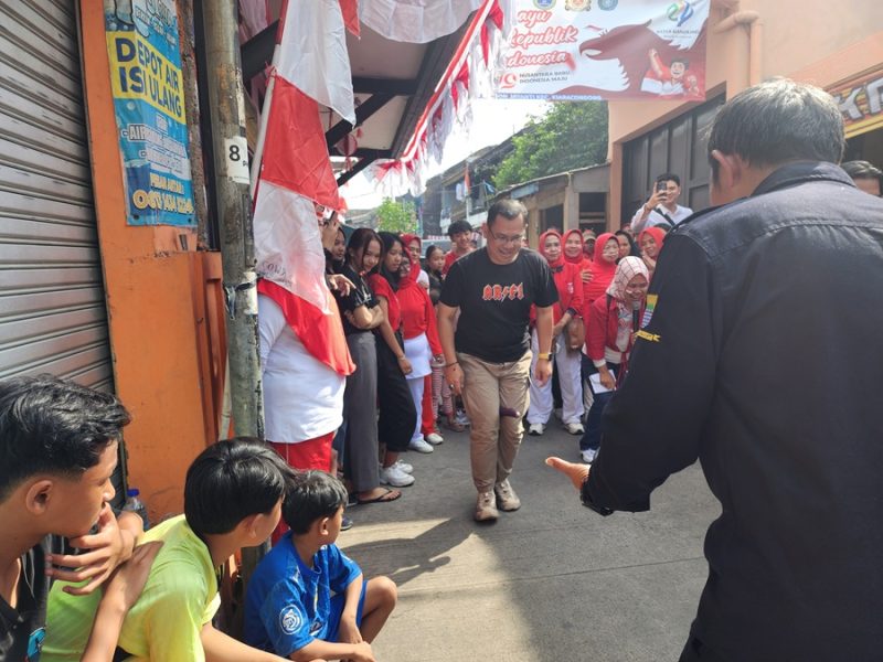 Bakal Calon Wali Kota Bandung dari Partai Golkar, Arfi Rafnialdi turut memeriahkan peringatan HUT ke-79 Republik Indonesia bersama warga Kebonjayanti, Kecamatan Kiaracondong, Kota Bandung, Sabtu (17/8/2024). (Foto: deram/dara)
