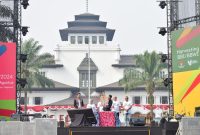 
Bebas kendaraan emisi di Gedung Sate akan dimulai per hari Kamis (29/8/2024) dan Jumat (30/8/2024).(Foto: diskominfo)

