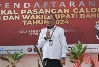 
Ketua KPU Kabupaten Bandung Syam Zamiat Nursyamsi memberikan keterangan Pers usai berakhirnya tahapan pendaftaran di Kantor KPU Jalan Bhayangkara, Kamis (29/8/2024). (Foto: maji/dara)

