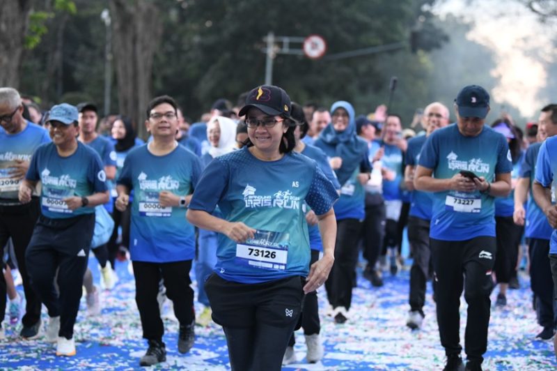 
Pj Gubernur Jawa Barat Bey Machmudin beserta Ibu Amanda Bey Machmudin flag off serta mengikuti lari 7.5 K QRIS Run x Roadshow Bus KPK di Jalan Dipenogoro Gedung Sate, Kota Bandung, Minggu (11/8/2024) (Foto: Dokpim Jabar)