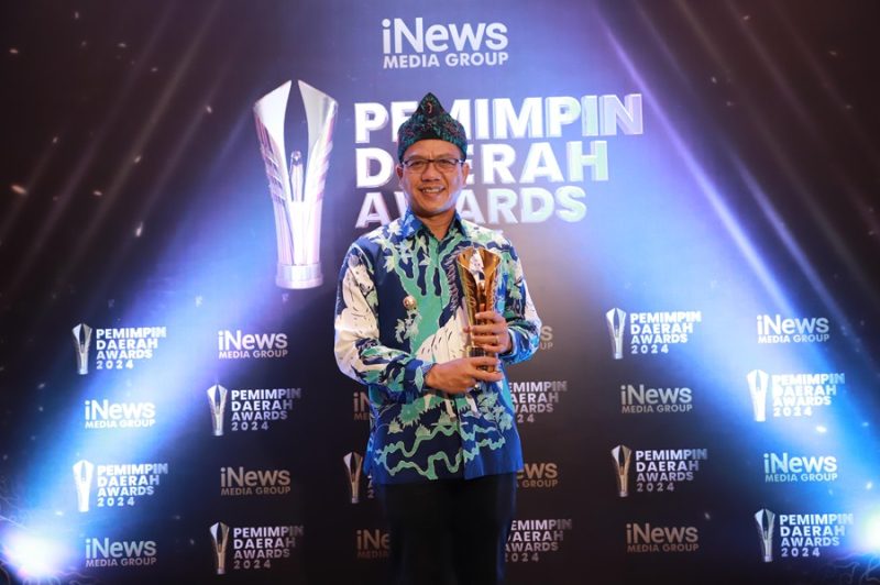 Bupati Bandung Dadang Supriatna meraih Pemimpin Daerah Award yang digelar iNews Media GroupTV, di Jakarta Concert Hall, Gedung Inews Tower Kamis (8/8/2024).(Foto: diskomifo)

