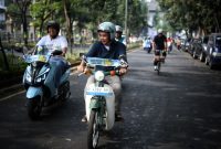 
Penjabat Gubernur Bey Machmudin bersama para tokoh masyarakat konvoi menggunakan motor listrik dalam acara Electric Vehicle Fun Carnival di Jalan Dipenogoro, Kota Bandung, Jumat (23/8/2024).(Foto: deram/dara) 

