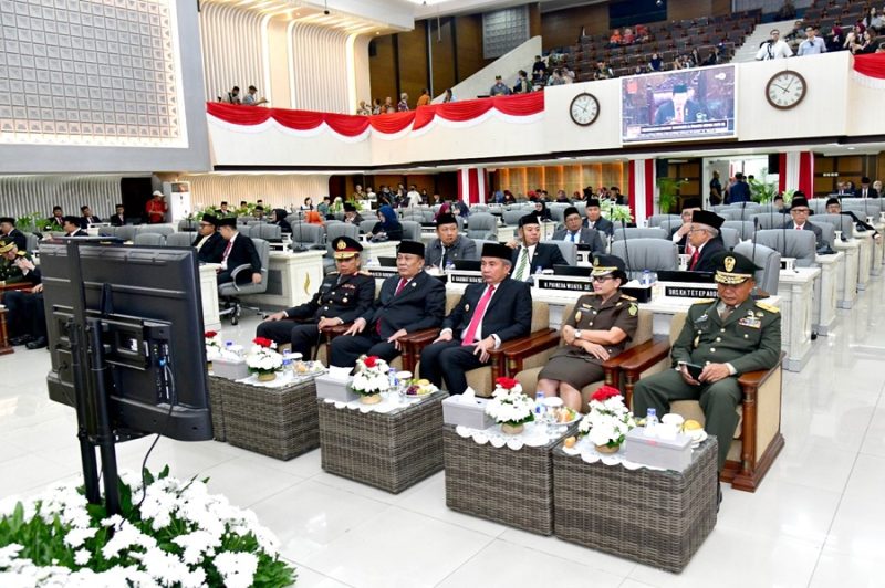 Penjabat Gubernur Jawa Barat Bey Machmudin bersama para kepala perangkat daerah dan anggota DPRD Jabar mendengarkan pidato kenegaraan Presiden RI dalam rangka HUT ke - 79 Republik Indonesia, di Gedung DPRD Jabar, Jumat (16/8/2024).(Foto: adpim jabar)
