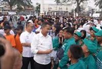 
Penjabat Gubernur Jabar Bey Machmudin menyalami para santri usai  pembukaan Pospeda di Lapangan Merdeka, Jalan Perintis Kemerdekaan, Desa Gunungparang, Kecamatan Cikole, Kota Sukabumi, Selasa (20/8/2024) sore. (Foto: Ist)
