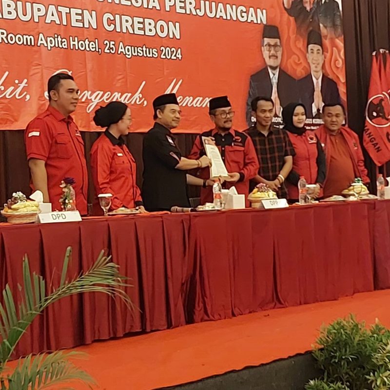 PDIP deklarasikan Drs. H. Imron dan Agus Kurniawan Budiman sebagai Calon Bupati dan Wakil Bupati Cirebon 2024. (Foto: Bambang/dara)

