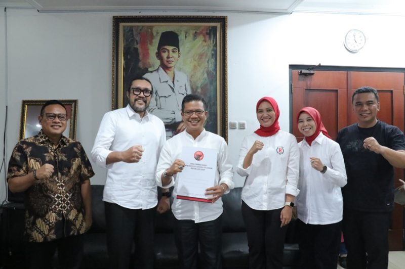 
PDI Perjuangan akhirnya menyatakan dukungan kepada pasangan calon Bupati Bandung petahan Dadang Supriatna dan bakal calon Wakil Bupati Bandung Ali Syakieb di Pilkada Kabupaten Bandung 27 November 2024.(Foto: maji/dara)

