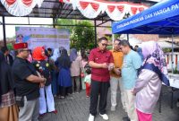 
 Penjabat Wali Kota Sukabumi Kusmana Hartadji meninjau pelaksanaan  Gebyar pasar murah di halaman Kantor Kecamatan Citamiang, Selasa (27/8/2024). (Foto: dian/dara)

