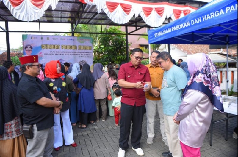 
 Penjabat Wali Kota Sukabumi Kusmana Hartadji meninjau pelaksanaan  Gebyar pasar murah di halaman Kantor Kecamatan Citamiang, Selasa (27/8/2024). (Foto: dian/dara)

