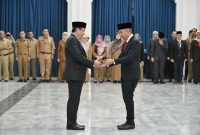 
Penjabat Gubernur Jabar Bey Machmudin melantik Hening Widyatmoko sebagai Pustakawan Ahli Utama di Aula Barat Gedung Sate, Kota Bandung, Senin (26/8/2024).(Foto: biro adpim jabar)