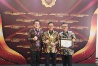 Bupati Bandung Dadang Supriatna meraih penghargaan Universal Health Coverage (UHC) Award dari Pemerintah Pusat.(Foto: diskominfo)

