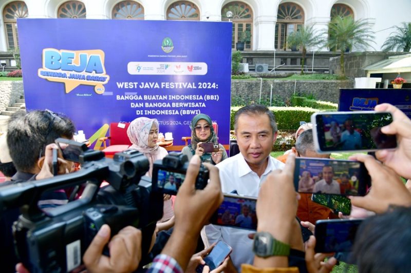 
Penjabat Gubernur Jabar Bey Machmudin menjawab pertanyaan wartawan terkait gelaran West Java Festival 2024 usai menjadi narasumber dalam talkshow Bewara Jawa Barat (BeJa) di Gedung Sate Bandung, Selasa (20/8/2024). (Foto: biro adpim jabar)