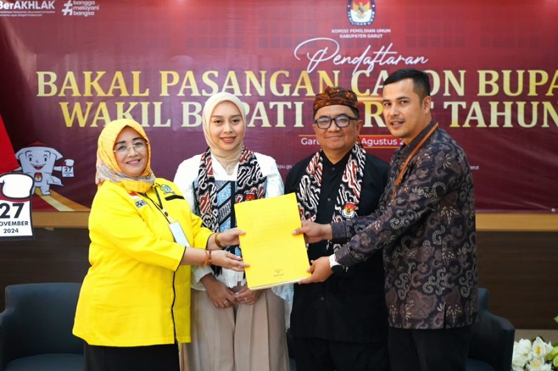 Pasangan H. Abdusy Syakur Amin - Putri Karlina saat mendaftar ke KPU Garut di Jalan Suherman, Kecamatan Tarogong Kaler, Kabupaten Garut, Rabu (28/8/2024).(Foto: andre/dara)
