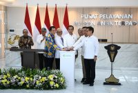 
Pj Gubernur Jawa Barat Bey Machmudin mendampingi Presiden Republik Indonesia Joko Widodo meresmikan Gedung Pusat Pelayanan Kesehatan Ibu dan Anak di RSUP Dr. Hasan Sadikin, Kota Bandung, Kamis (29/8/2024).(Foto: Biro Adpim Jabar)