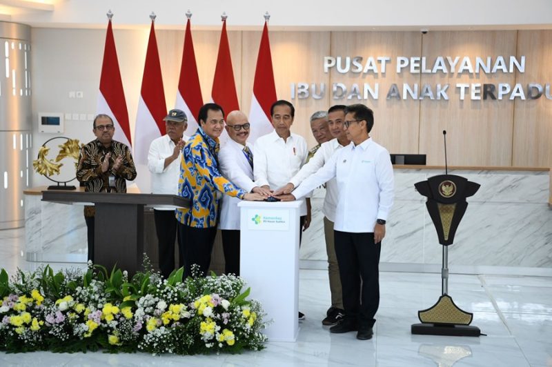 
Pj Gubernur Jawa Barat Bey Machmudin mendampingi Presiden Republik Indonesia Joko Widodo meresmikan Gedung Pusat Pelayanan Kesehatan Ibu dan Anak di RSUP Dr. Hasan Sadikin, Kota Bandung, Kamis (29/8/2024).(Foto: Biro Adpim Jabar)