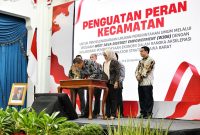 
Penjabat Gubernur Jawa Barat Bey Machmudin menghadiri rapat koordinasi penguatan peran kecamatan untuk penyelenggaraan urusan pemerintahan umum melalui program West Java District Empowerment (WJDE) di Gedung Sate, Kota Bandung, Selasa (27/8/2024).(Foto: Biro Adpim Jabar)


