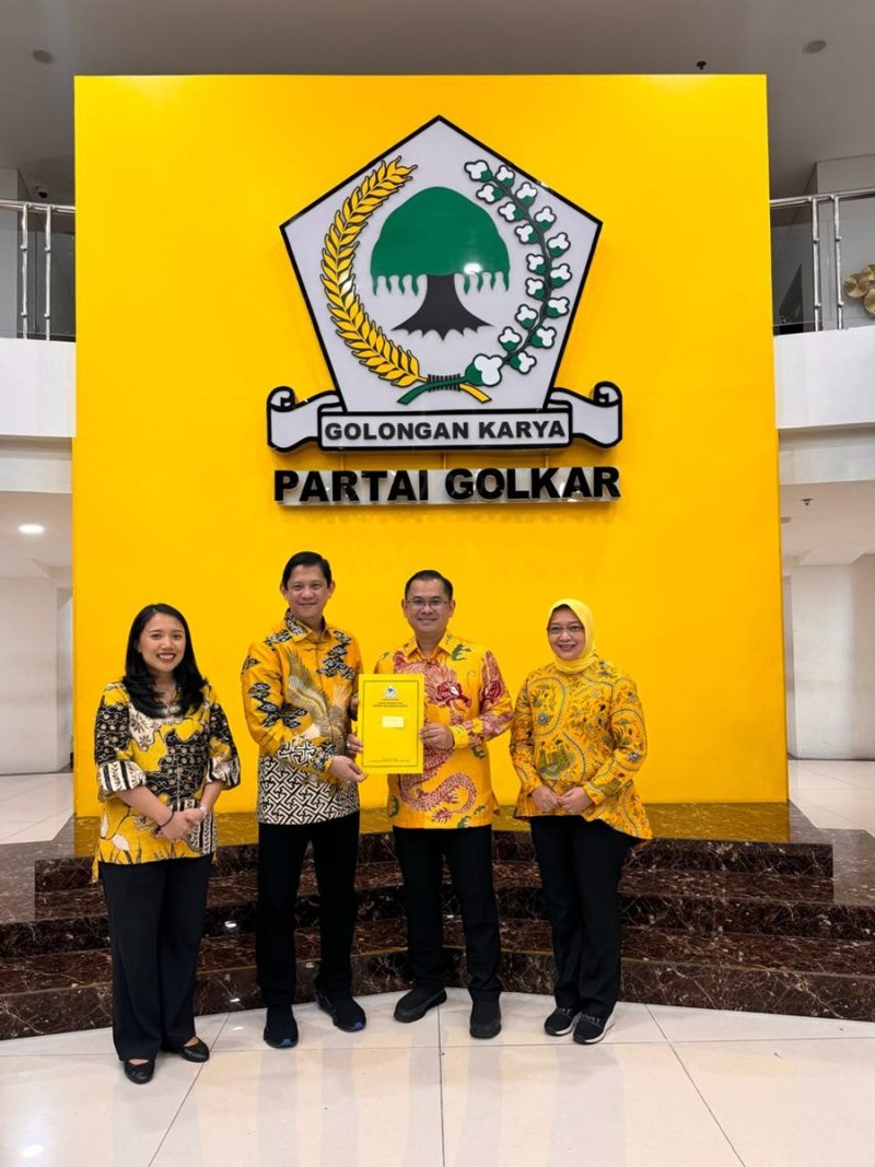 Partai Golkar resmi mengusung pasangan Arfi Rafnialdi - Yena R. Iskandar Ma'soem yang diusung Partai Solidaritas Indonesia (PSI) untuk Pilkada Kota Bandung 2024.(Foto: deram/dara) 

