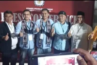 
Pasangan calon Bupati dan Wakil Bupati Bandung, H. Sahrul Gunawan dan H. Gungun Gunawan mendaftar ke KPU Kabupaten Bandung, Jalan Bhayangkara,Kamis (29/8/2024). (Foto: Ist)
