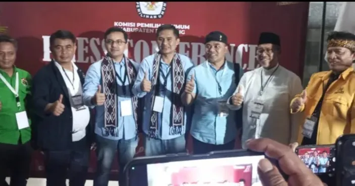 
Pasangan calon Bupati dan Wakil Bupati Bandung, H. Sahrul Gunawan dan H. Gungun Gunawan mendaftar ke KPU Kabupaten Bandung, Jalan Bhayangkara,Kamis (29/8/2024). (Foto: Ist)
