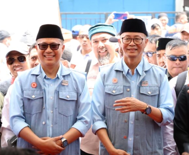 
Dengan diarak ratusan pendukung pasangan calon Achmad Fahmi dan Dida Sembada menjadi pasangan pertama calon Wali Kota dan Wakil Wali Kota Sukabumi 2024 yang mendaftarkan diri ke Kantor KPU, Selasa (27/8/2024).(Foto: dian/dara)

