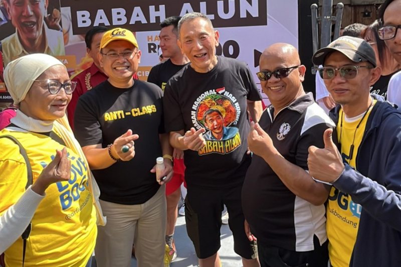 Bakal Calon Wali Kota Bandung Kang Arfi beroto besama Jusuf Hamka saat membuka Posko Nasi Kuning di kawasan Cibadak, Kota Bandung, Minggu (11/8/2024) pagi.(Foto: deram/dara)

