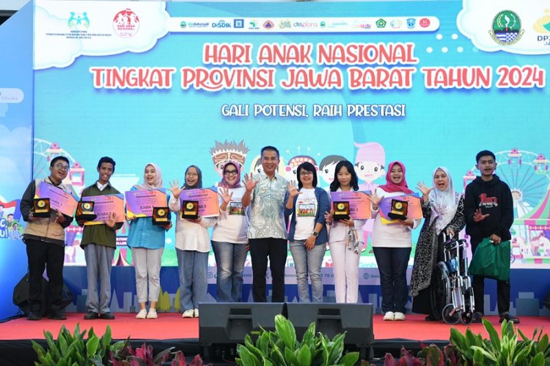 
Pj Gubernur Jabar Bey Machmudin bersama Bunda Forum Anak Daerah (FAD) Jabar Amanda Soemedi menghadiri Puncak Peringatan Hari Anak Nasional Tingkat Provinsi Jawa Barat Tahun 2024 di Gedung Sate, Jum'at (2/8/2024).(Foto: biro adpim jabar)
