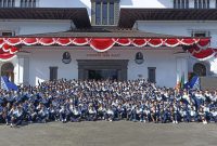 
Pj Gubernur Jabar Bey Machmudin berfoto bersama Kontingen PON XXI Jabar di Gedung Sate, Kota Bandung, Minggu (18/8/2024).(Foto; Biro Adpim Jabar)
