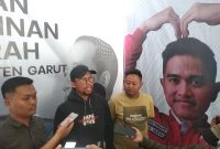 Ketua Bappilu PSI Jabar, Widi Nugroho, didampingi Ketua DPC PSI Garut memberikan keterangan di Sekretariat DPC PSI Garut, Desa Jayaraga, Kecamatan Tarogong Kidul, Kabupaten Garut, Jumat (16/8/2024)(Foto: Istimewa)
