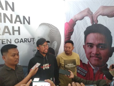 Ketua Bappilu PSI Jabar, Widi Nugroho, didampingi Ketua DPC PSI Garut memberikan keterangan di Sekretariat DPC PSI Garut, Desa Jayaraga, Kecamatan Tarogong Kidul, Kabupaten Garut, Jumat (16/8/2024)(Foto: Istimewa)
