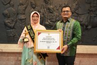 
 Bunda Literasi Kabupaten Bandung Hj. Emma Dety Permanawati befoto bersama Kepala Dispusip Teguh Purwayadi usai menerima penghargaan Nugra Jasa Dharma Pustaloka Kategori Pelestari Pegiat Literasi, Jumat (20/9/2024) malam.(Foto: maji/dara)
