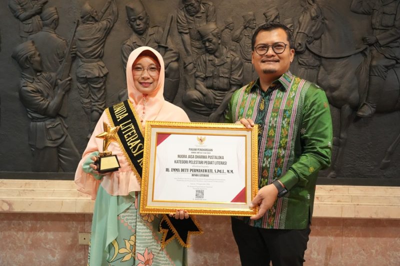 
 Bunda Literasi Kabupaten Bandung Hj. Emma Dety Permanawati befoto bersama Kepala Dispusip Teguh Purwayadi usai menerima penghargaan Nugra Jasa Dharma Pustaloka Kategori Pelestari Pegiat Literasi, Jumat (20/9/2024) malam.(Foto: maji/dara)
