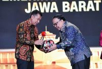 
Penjabat Gubernur Jawa Barat Bey Machmudin menerima piala CNN Indonesia Award 2024 di Trans Hotel, Kota Bandung, Selasa (17/9/2024). (Foto: Biro Adpim Jabar)
