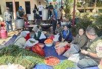 
Pemerintah Kabupaten Bandung mendirikan dapur umum di lokasi terdampak gempa bumi di Kecamatan Kerasari,Kamis(19/9/2024). (Foto: maji/dara)

