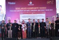 
Pj Gubernur Jabar Bey Machmudin menghadiri Deklarasi Damai Pemilihan Gubernur dan Wakil Gubernur Jawa Barat Tahun 2024 di Laswi Heritage, Bandung, Selasa (24/9/2024). (Foto:Dokpim Jabar)

