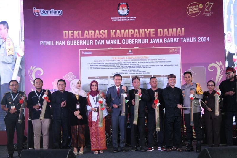 
Pj Gubernur Jabar Bey Machmudin menghadiri Deklarasi Damai Pemilihan Gubernur dan Wakil Gubernur Jawa Barat Tahun 2024 di Laswi Heritage, Bandung, Selasa (24/9/2024). (Foto:Dokpim Jabar)

