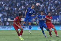 
Dimas Drajat membuka gol Persib kalah mengalahkan  Persija 2-0, di
pekan keenam Liga 1 2024/25 di Stadion Si Jalak Harupat Kabupaten Bandung, Senin, (23/9/2024). Persib menang 2-0.(Foto: persib)

