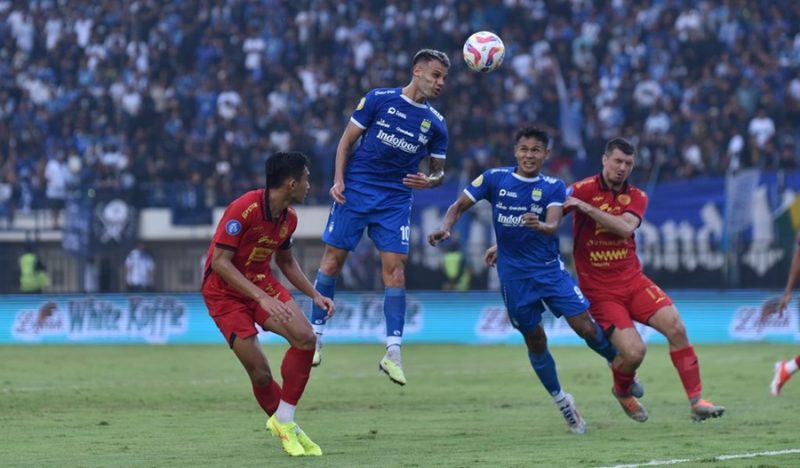 
Dimas Drajat membuka gol Persib kalah mengalahkan  Persija 2-0, di
pekan keenam Liga 1 2024/25 di Stadion Si Jalak Harupat Kabupaten Bandung, Senin, (23/9/2024). Persib menang 2-0.(Foto: persib)

