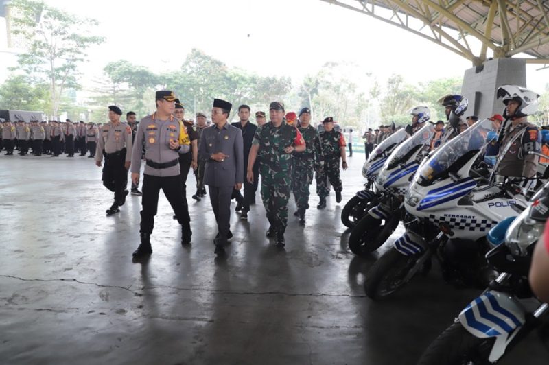 
Bupati Bandung Dadang Supriatna bersama Jajaran Forkopimda 
memeriksa pasukan Apel Gelar Pasukan pengamanan Operasi Mantap Praja Lodaya - 2024, di Dome Bale Rame Soreang Kabupaten Bandung, Selasa (24/9/2024).(Foto: maji/dara)
