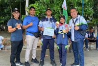 Atlet KBB yang berhasil meraih medali mendapat uang kepret dari Ketua KONI KBB, Agus Mulya (Foto: Istimewa)