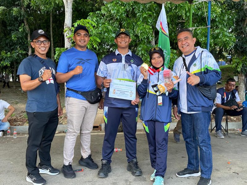 Atlet KBB yang berhasil meraih medali mendapat uang kepret dari Ketua KONI KBB, Agus Mulya (Foto: Istimewa)