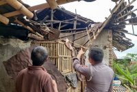 Atap rumah warga di Kampung Cibatek, Desa Margahayu, Kecamatan Leuwigoong, Kabupaten Garut roboh akibat hujan deras, Rabu (11/9/2024)(Foto: Istimewa)
