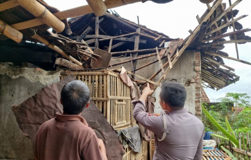 Atap rumah warga di Kampung Cibatek, Desa Margahayu, Kecamatan Leuwigoong, Kabupaten Garut roboh akibat hujan deras, Rabu (11/9/2024)(Foto: Istimewa)
