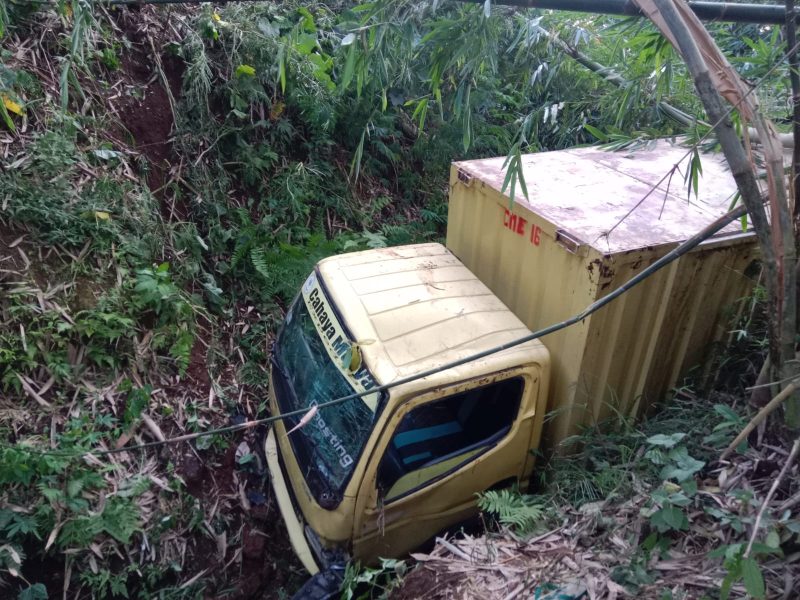 Truck Box Mistshubishi Colt Diesel terperosok ke dalam jurang sedalam 25 meter di Jalan Kampung Ngampay, Desa Simpang, Kecamatan Cikajang, Kabupaten Garut, Kamis (12/9/2024) Dua orang mengalami luka ringan (Foto: Istimewa)