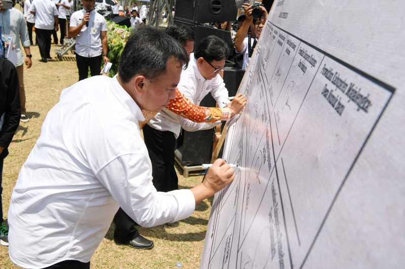 Sekda Jabar Herman Suryatman saat  Deklarasi Desa Ramah Pelayanan Publik dan Festival Pelayanan Publik di Lapangan Anker, Karawang Timur, Kabupaten Karawang, Rabu (18/9/2024)(Foto: Istimewa)