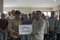 Sekda Garut, Nurdin Yana, menerima secara simbolis bantuan dari Ngabaraya BMPD Jawa Barat, dilaksanakan di Aula Kantor BPBD Kabupaten Garut, Jalan Terusan Pahlawan, Kecamatan Tarogong Kidul, Kabupaten Garut, Sabtu (21/9/2024)(Foto: Istimewa)