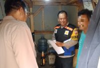 Anggota Polsek Wanaraja, Polres Garut, melakukan operasi pekat dalam rangka menekan maraknya peredaran miras di wilayah hukum Polsek Wanaraja, Senin (23/9/2024) malam (Foto: Istimewa)