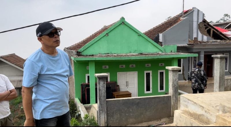 H Dudung Sudiana, meninjau lokasi pembangunan mesjid di Desa Padaawas, Kecamatan Pasirwangi, Kabupaten Garut, Selasa (24/9/2024)(Foto: Istimewa)
